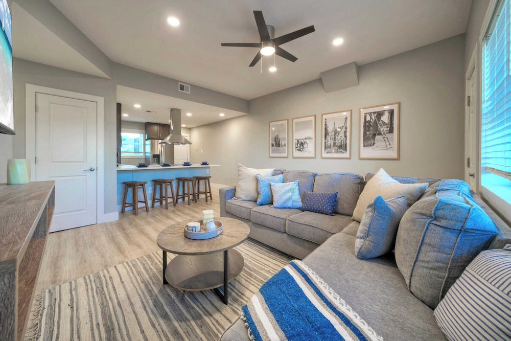 Sleeps 22 3 Condos in Beachfront Complex w/ Pool, Pickleball Island Retreat