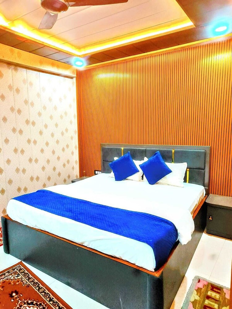 Hotel R K Villa 700 mtr Vishwanth Temple
