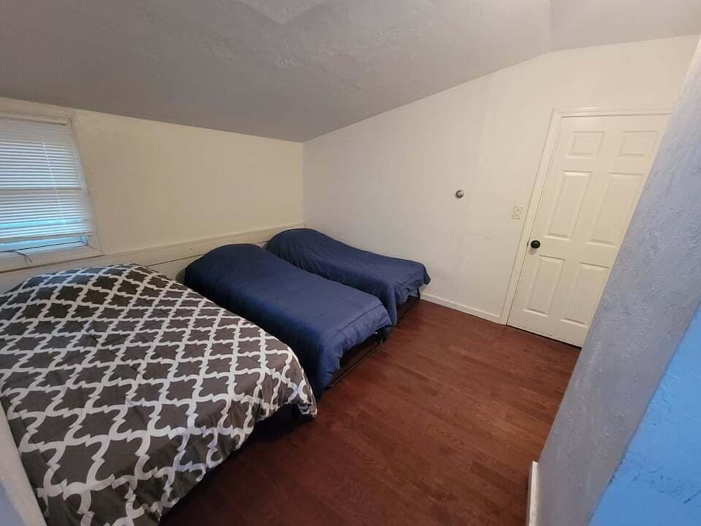 Bedroom Near Downtown Boston - Hostel view 4