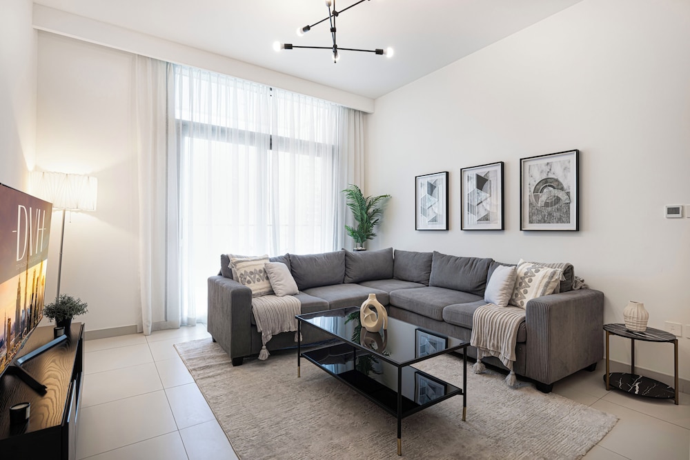 Burj Crown Lux Apartment by Dubai Mall