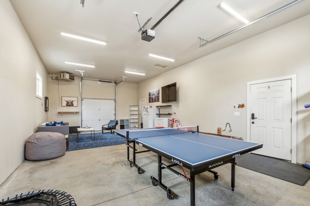 Mountain Retreat With Hot Tub, Game Room And Yard 3 Bedroom Home