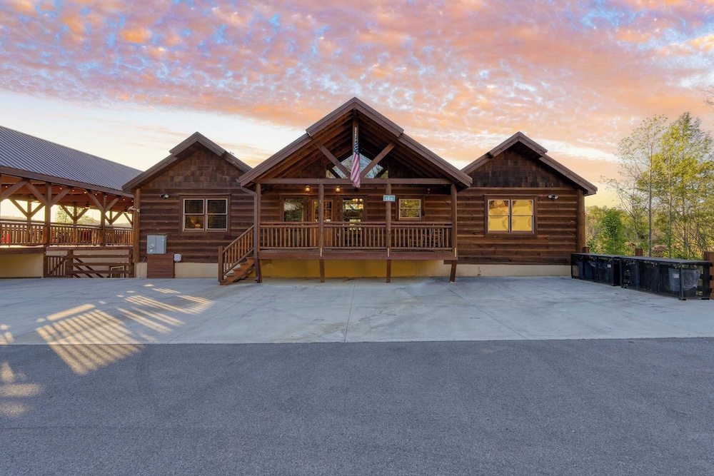 Dolly's Lodge by Avantstay Sleeps 28 - Luxe Smokies Cabin Game Room, Hot Tub, Views, Near Attractions