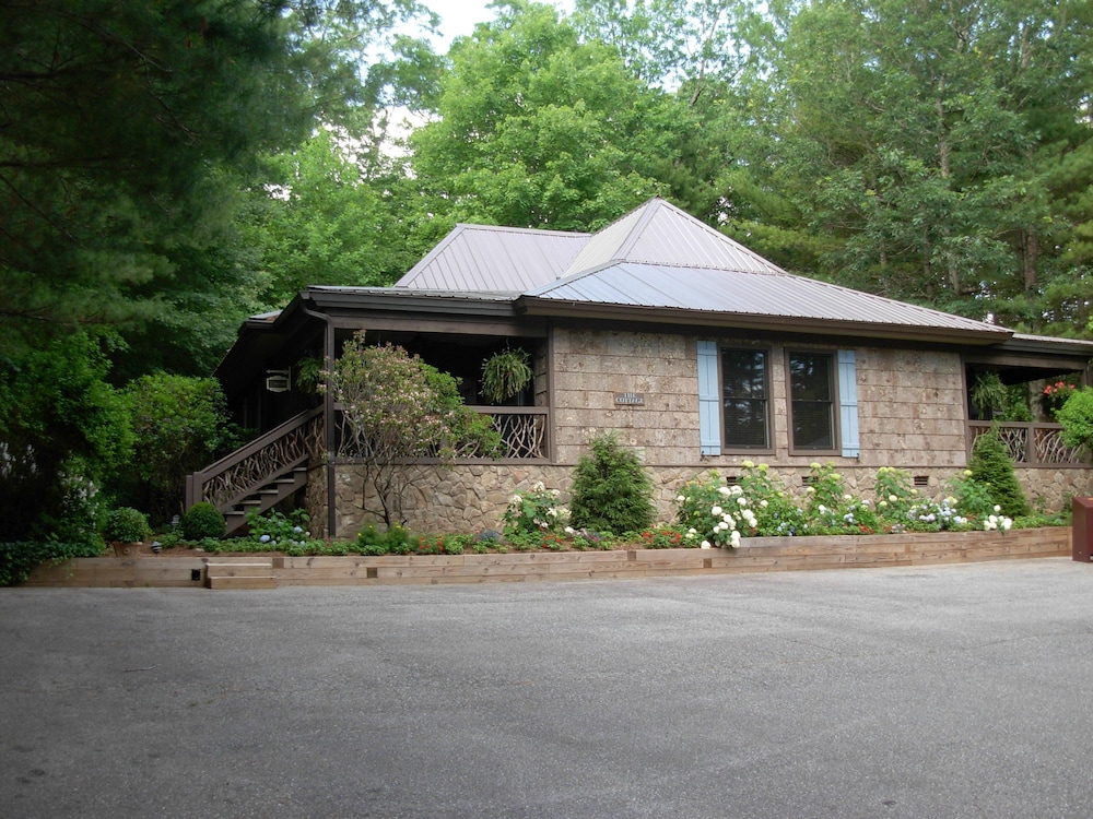 Black Bear Lodge of Sapphire