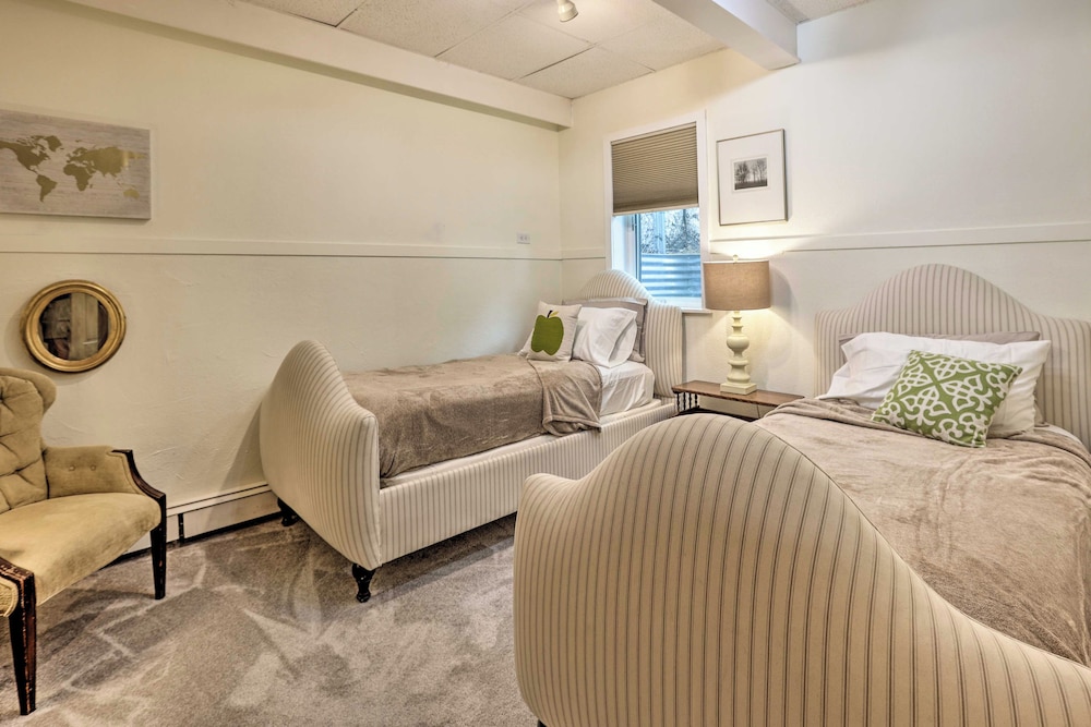 Vibrant 3BR Near Downtown w/ Fireplaces