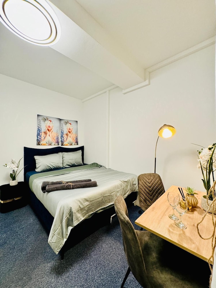 Spacious 7BR Apartment Prime Location