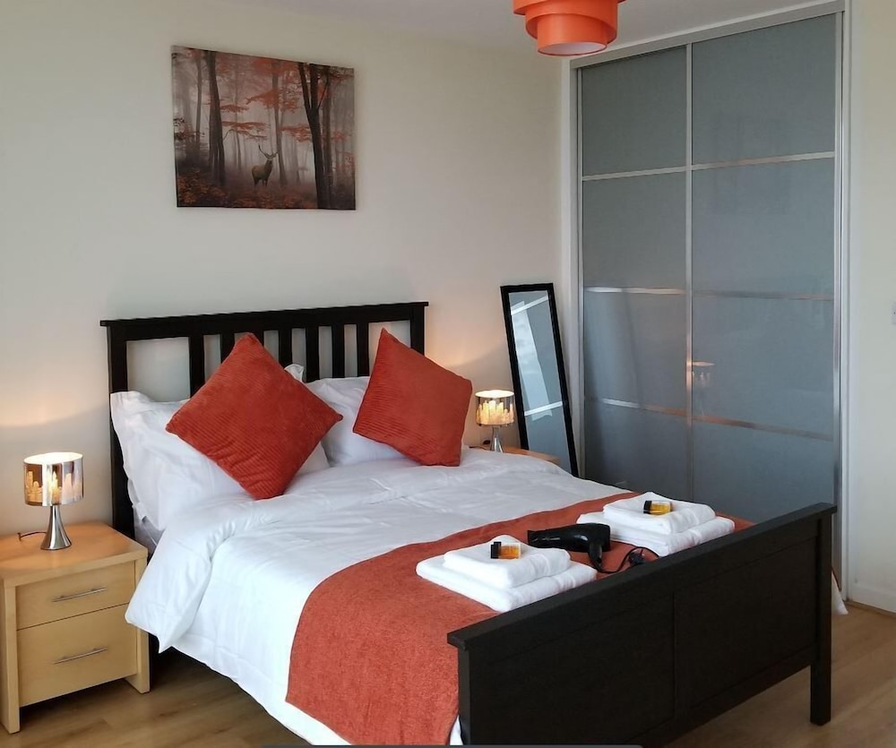 47 Chelsea House - Q-zotica City Centre Apartments: Parking, City view & Smart gadgets view 2