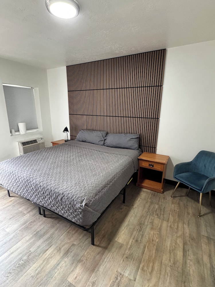 Mac's Motel
