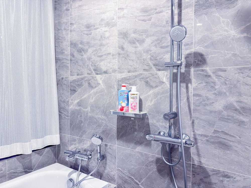 Luxury Downtown Bangkok 2BR 2BA · Sky Pool Gym · 5min Walk to Siam Paragon