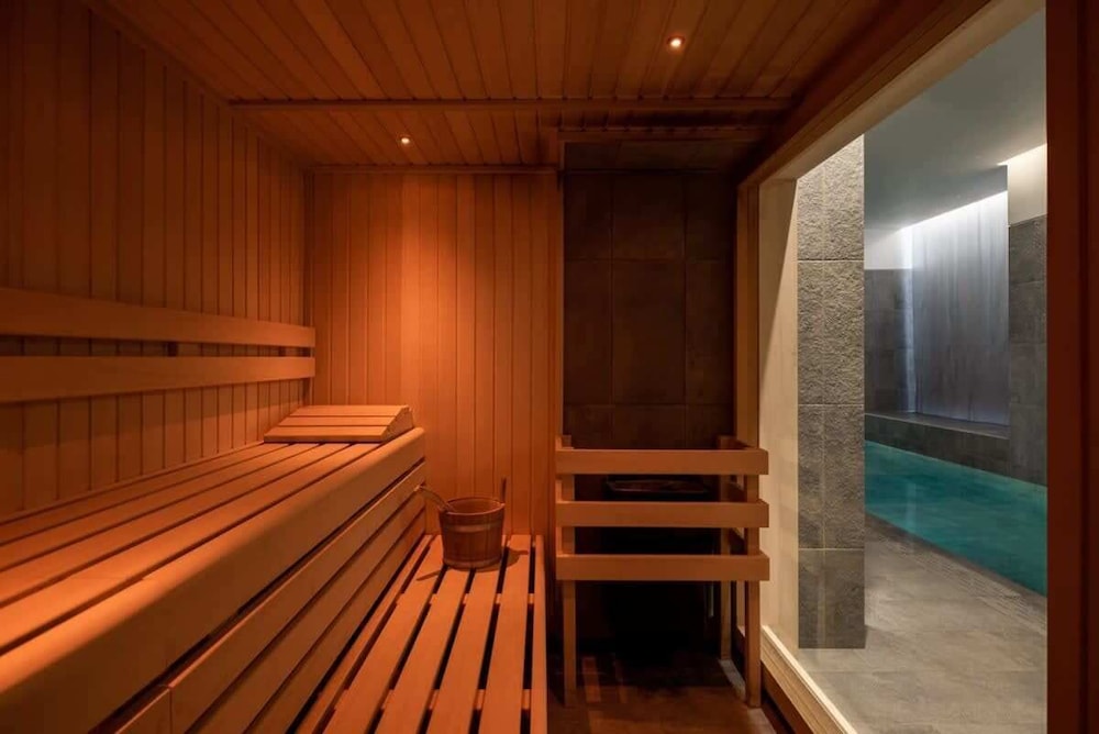 5 Bed House w/ Indoor Pool, Sauna & Private Garden - Fulham