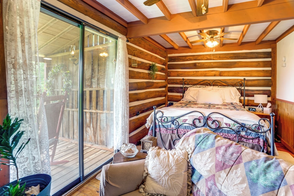 Cozy Luray Cabin w/ Views: Near Hiking Trails!