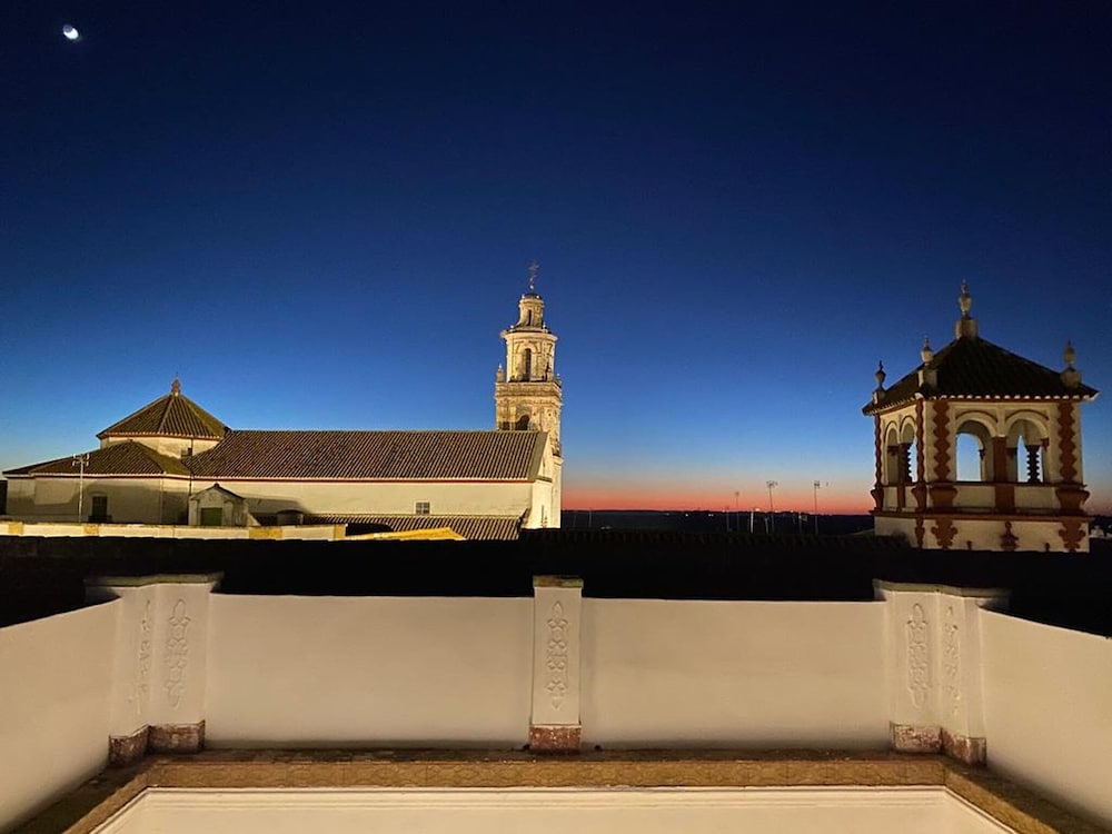 Charming Holiday Home in Fuentes de Andalucía With Pool