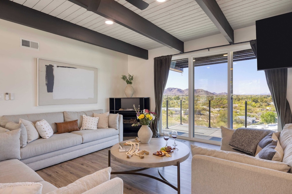 Panoramic Views, Private Pool, Patio Lounge w/ Firepit Royal Palm by Avantstay