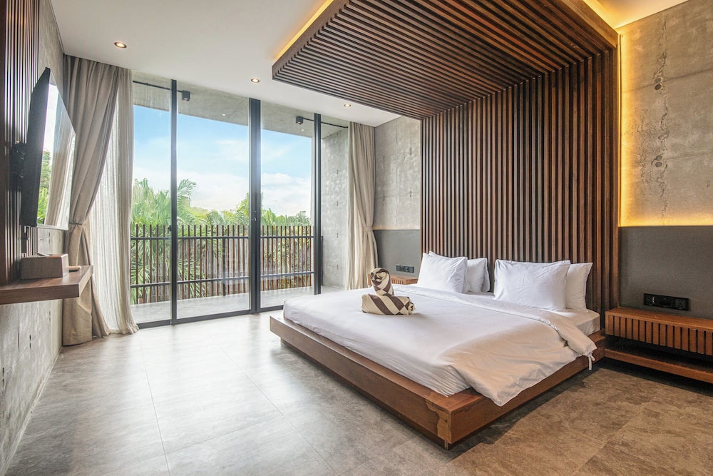 Modern 4BR Canggu Retreat Just 8mins to the Beach