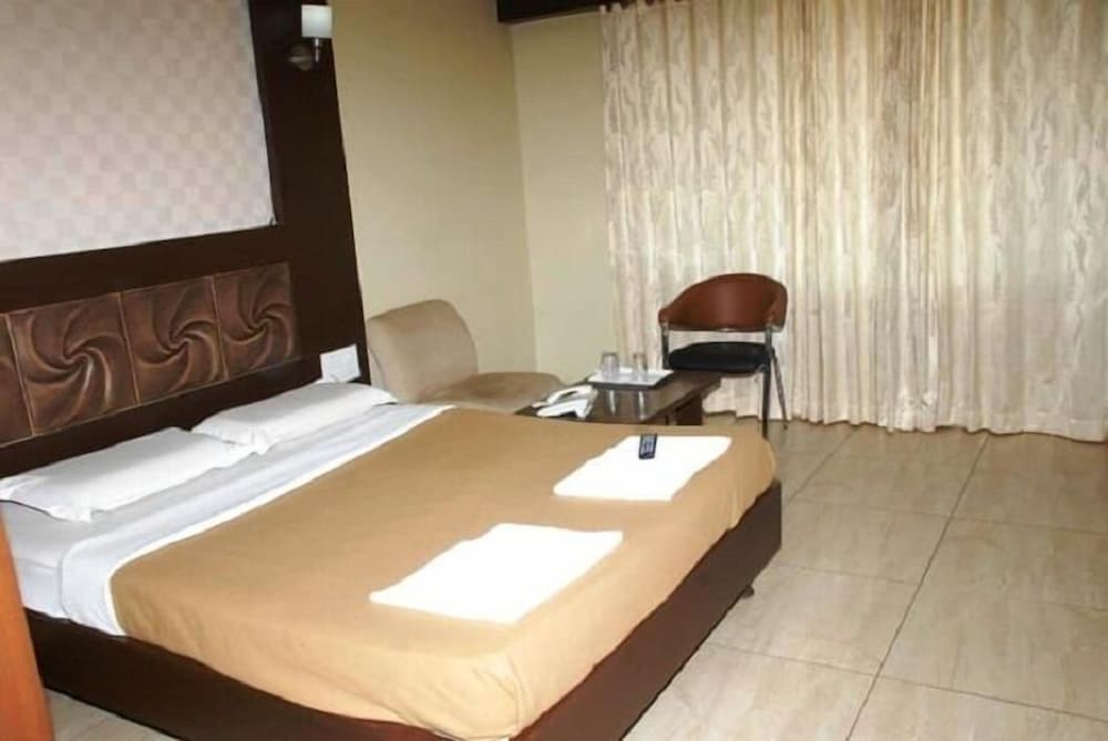 Iroomz Vaishali Residency