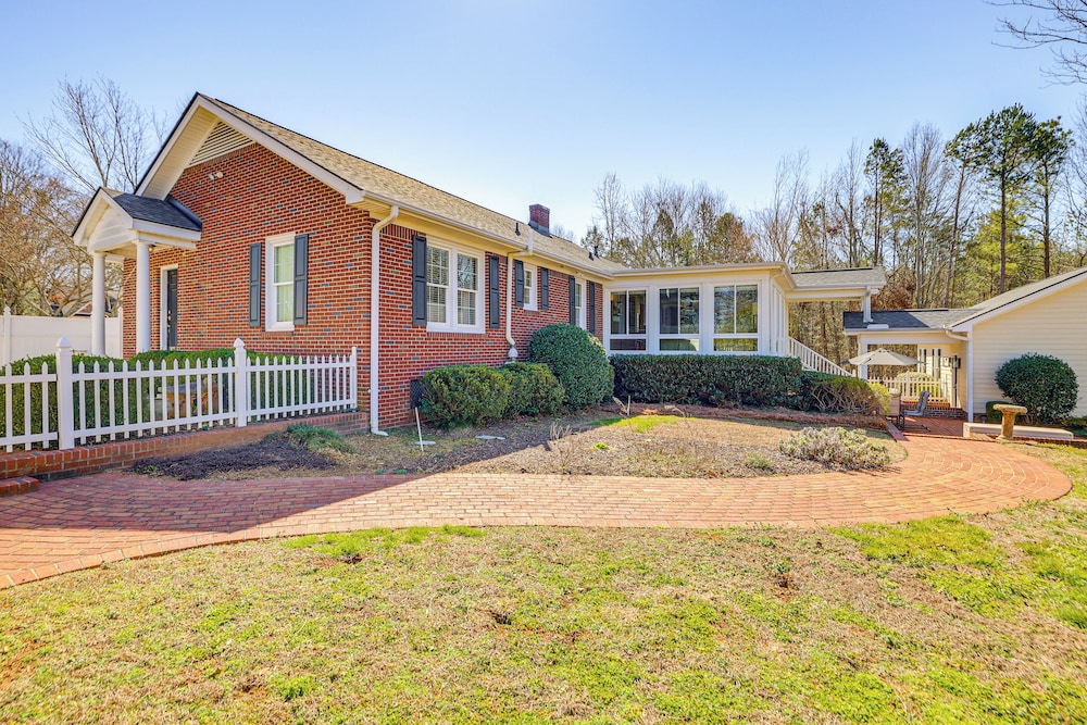 3 Mi to Dtwn Greer: Mountain-view Home!