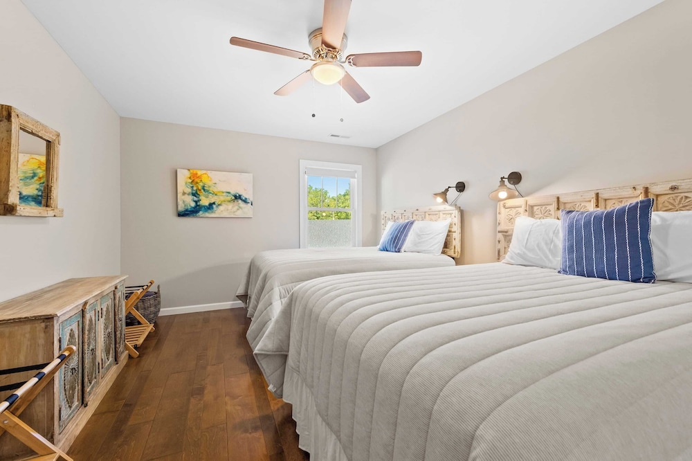Sleeps 20, Entire Duplex Patio + Fire Pit 6 Minutes to Downtown Asheville