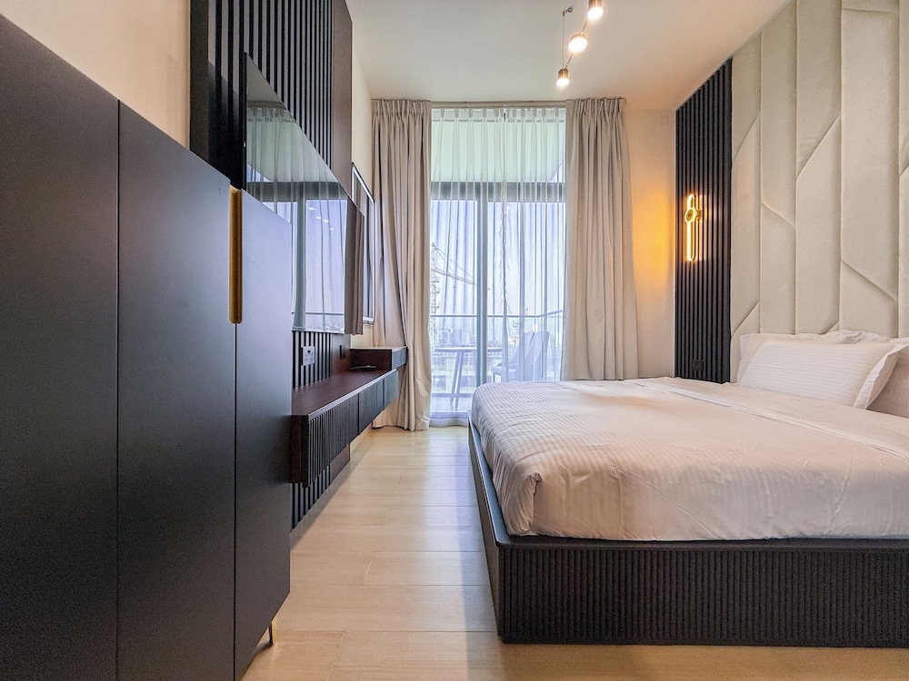 Luxury 1BR 2 Baths JVC