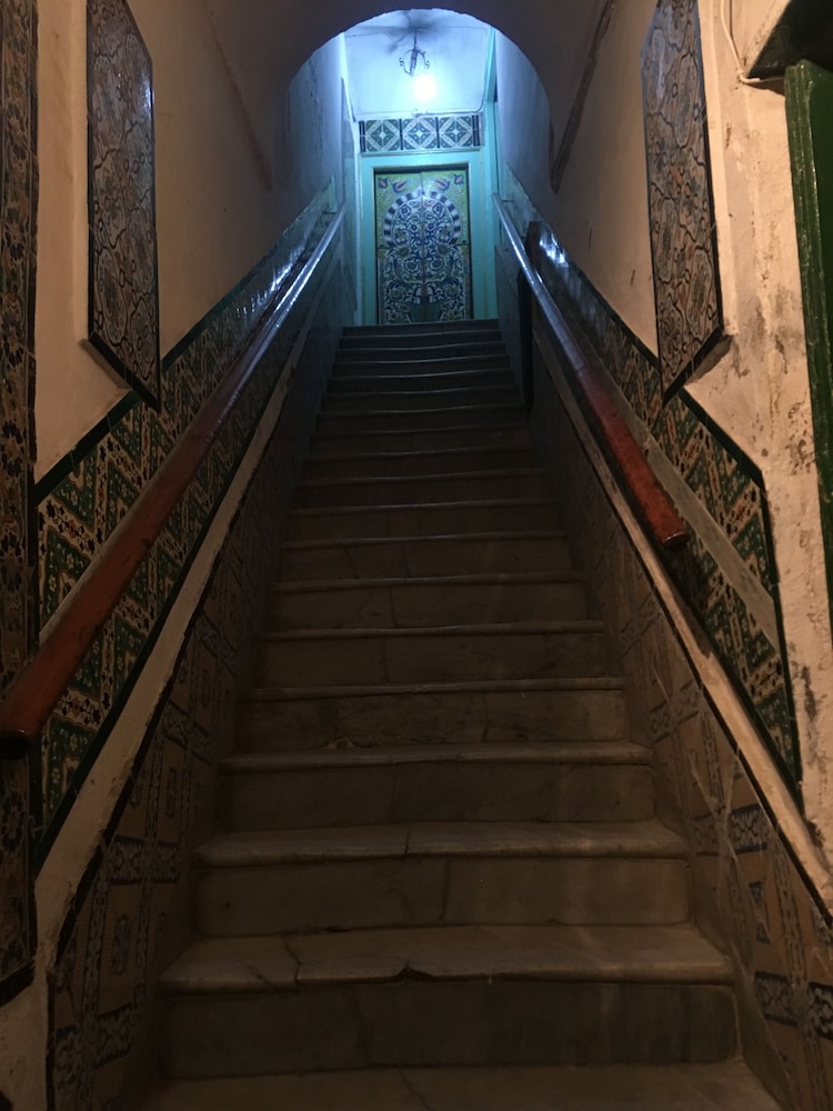 Palais du XVIII ème siècle - Hostel
