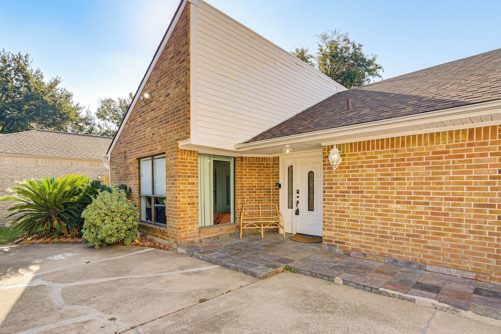 Shop & Explore: Duplex Unit 8 Mi to NRG Stadium!