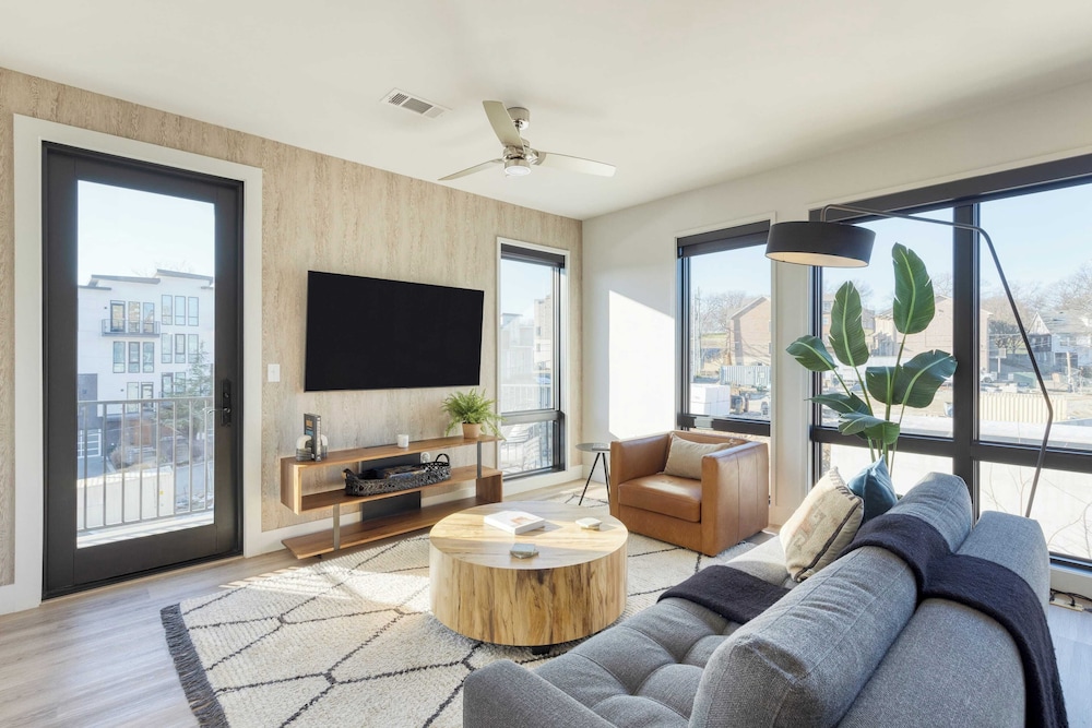 Sleeps 18 3 Modern Midtown Apartments w/ Gym + Pool Walkable to Shops & Eats
