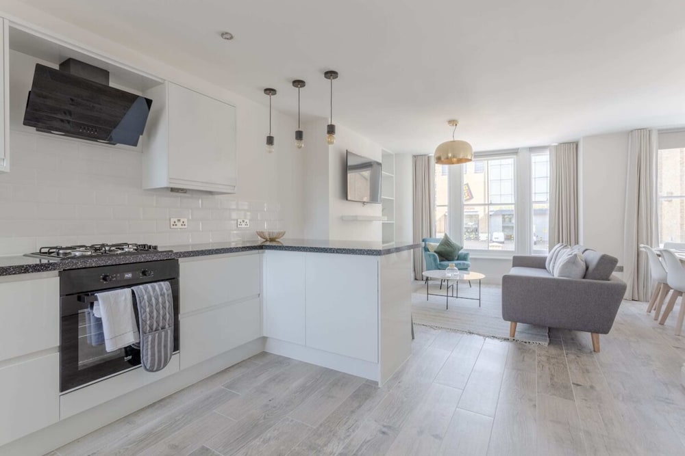 Stunning 3 Bedroom 2 Bath in Fantastic Location