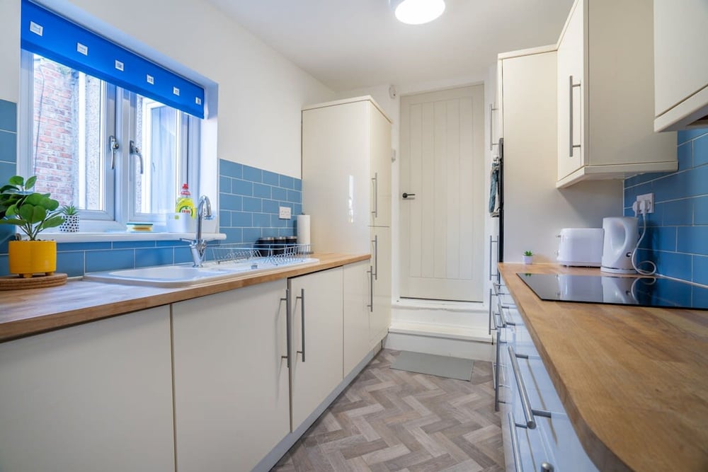 Cozy 3 Bed Apartment - Parking