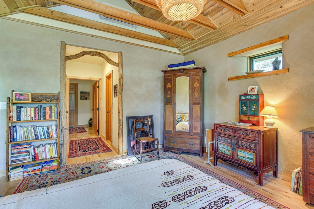 Unique & Serene Retreat, 7 Mi to Downtown Portland