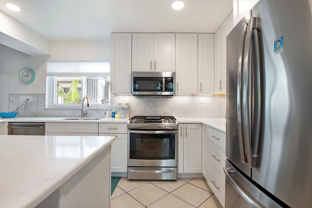 Rosa Bianca 2 Bedroom Home by RedAwning view 4