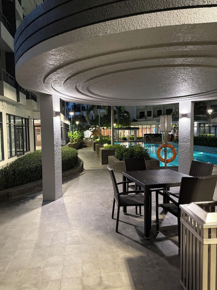 Cozy Retreat w/Balcony Near SM Mall/NAIA Airport
