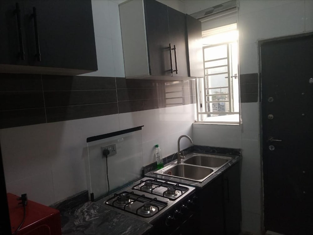 Shimawa-apartment-sleeps2-parking-24/7security