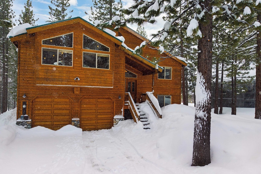 Cabin Retreat w/ Hot Tub & Fireplace - Near Northstar and Downtown Truckee