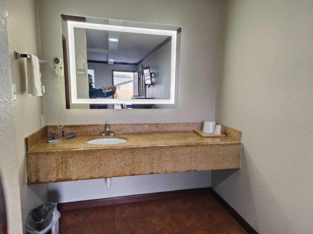 American Inn & Suites By Capital O Victoria US-59