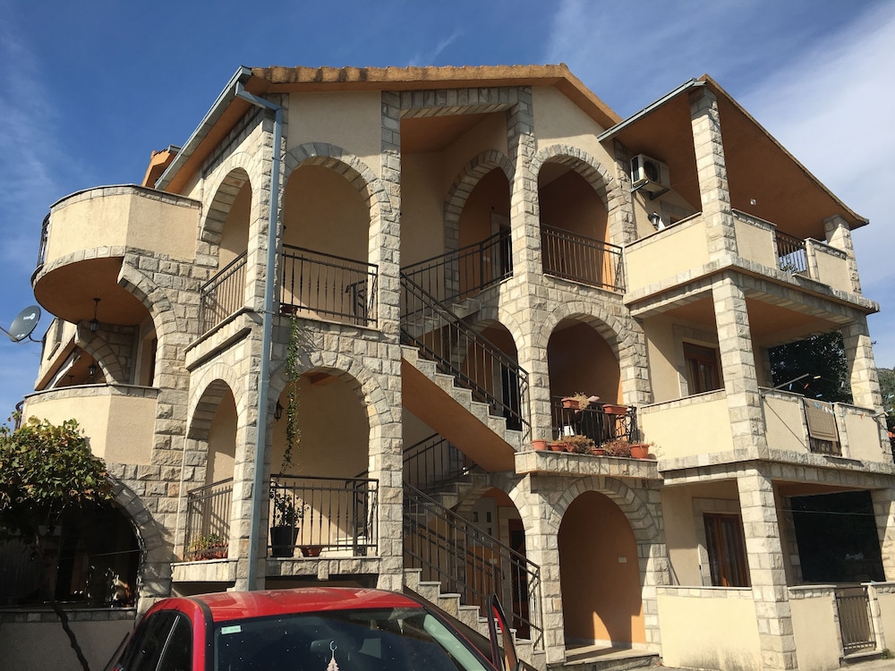 Hotel Apartments Victory - Image 1