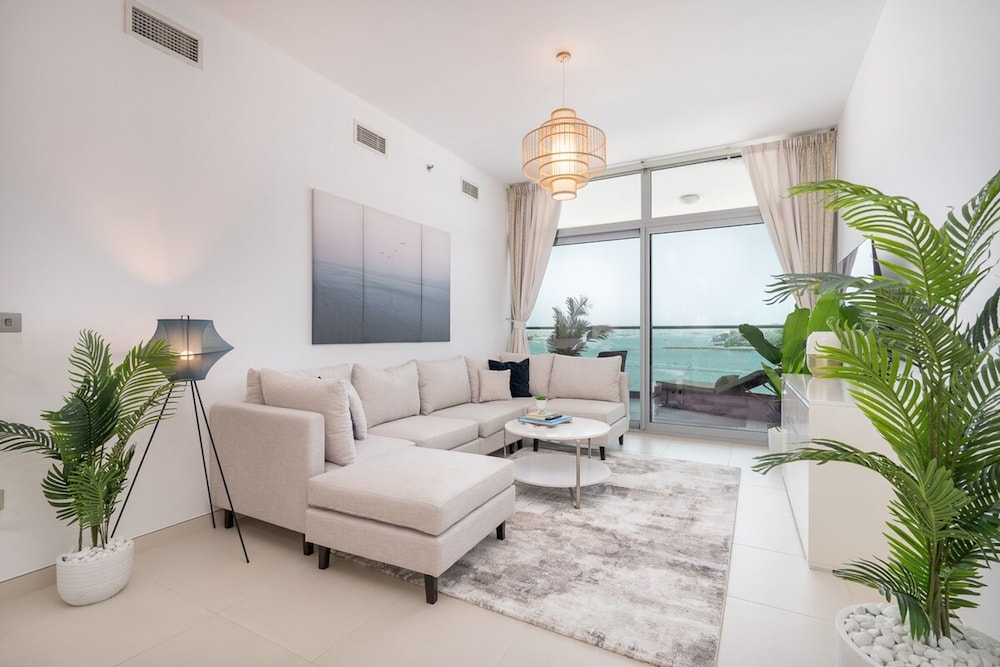 Peaceful and Airy 1-bedroom Apartment With the Palm Beach View