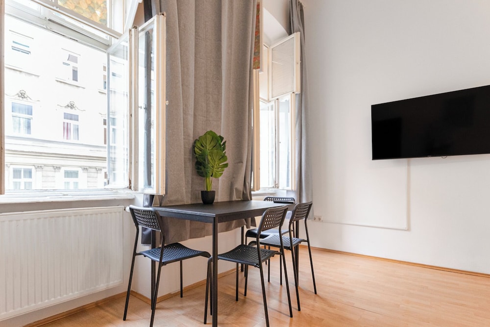 2BR Apt Near Stadthalle