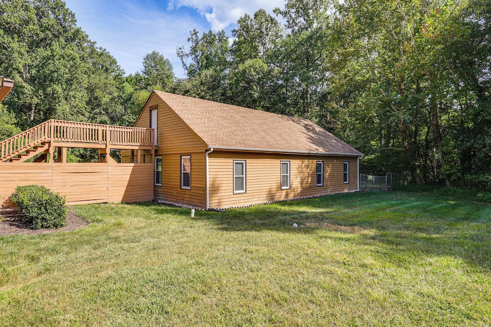 11 Mi to Fort Lee: 30-acre Retreat w/ Scenic Views