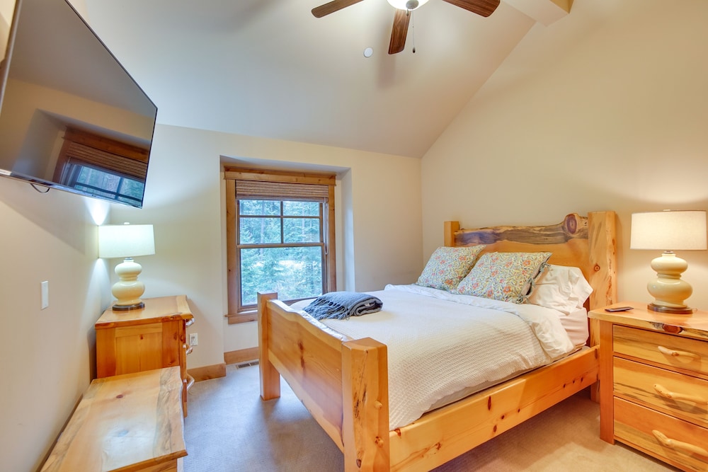 Spacious Cle Elum Cabin on Golf Course w/ Hot Tub! view 5