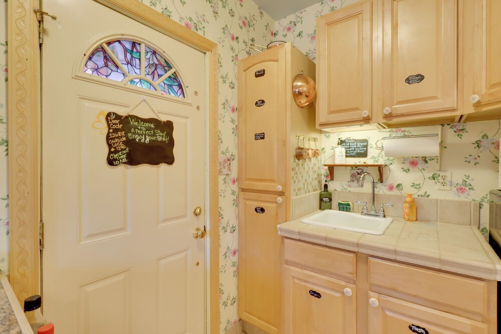 Close to Midtown! Cozy Reno 'river Cottage'