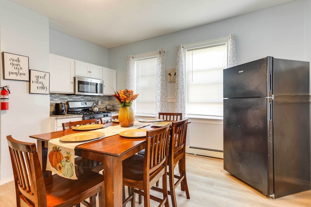 Charming Stoughton Apartment: 20 Mi to Boston