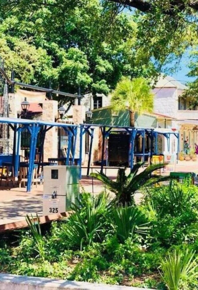 Adorable Guesthouse So Close to Amazing Downtown view 3