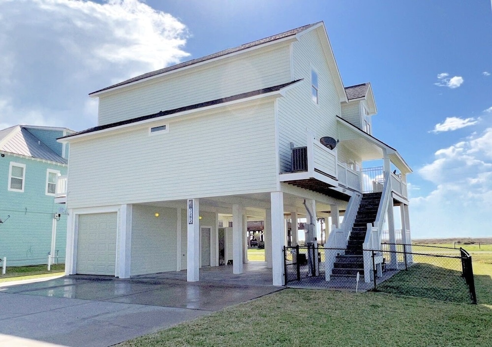 The Green Seahorse 4 Bedroom Home by RedAwning view 2