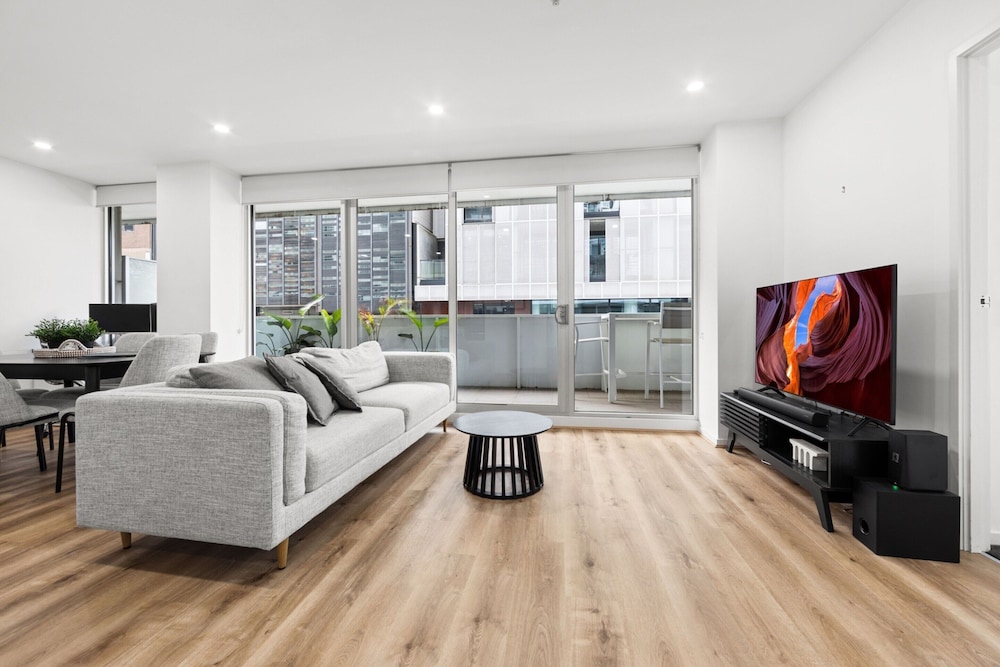 Sleek South Yarra 2-bed With Alfresco Dining