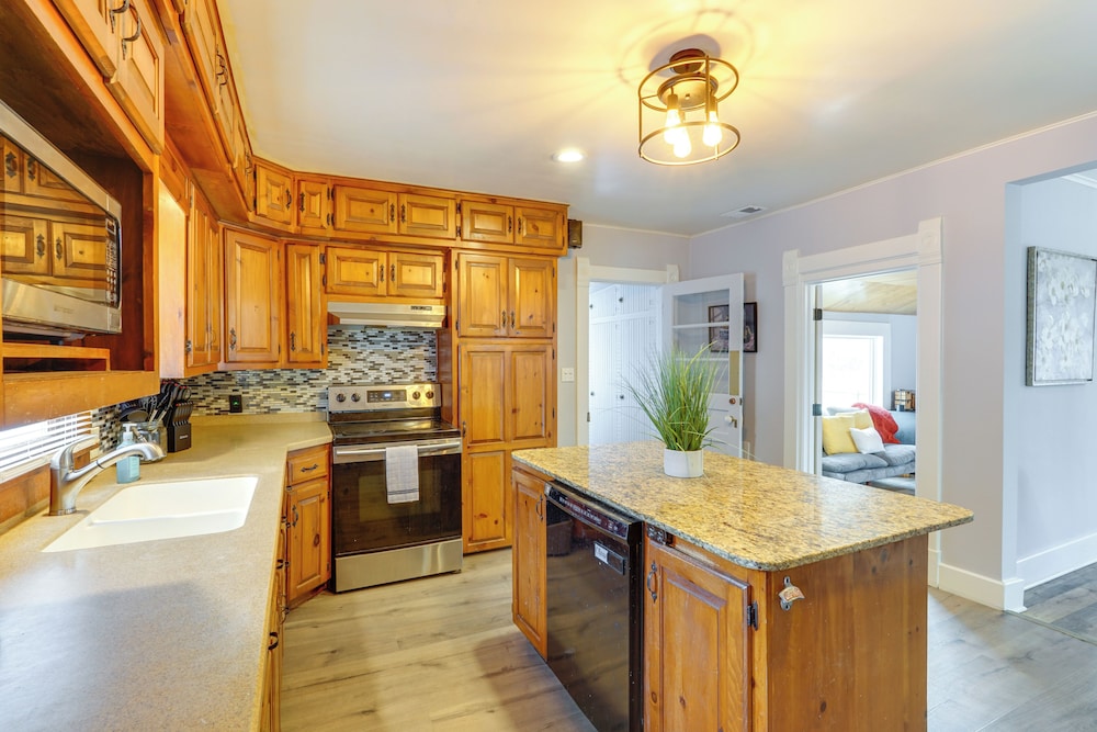 100-year-old Farmhouse in Fulton: 6 Mi to Town!