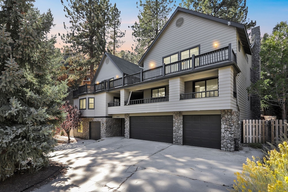 Spacious Mountain Getaway Game Room & Gazebo 5 Bedroom Villa