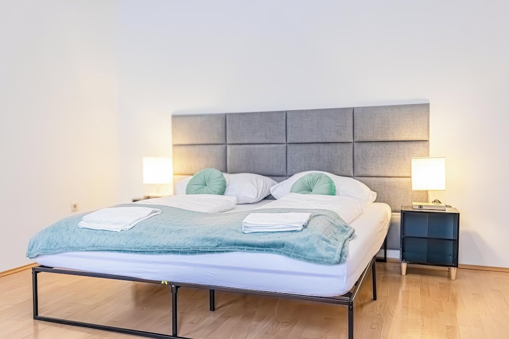Budget 2BR Apt for 5 Wiener Stadthalle