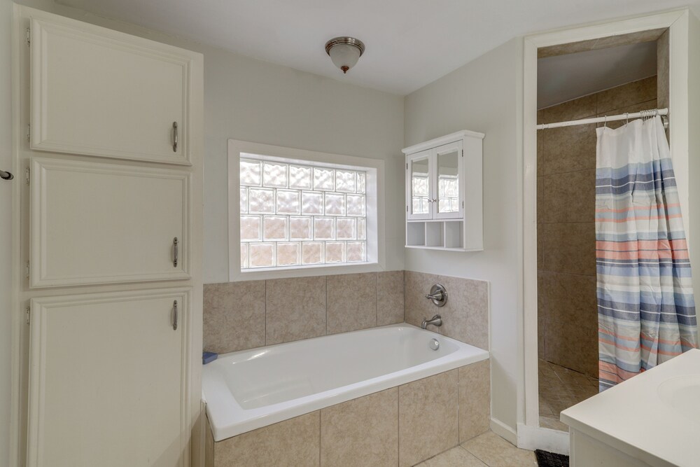 Pool Table & Patio w/ Bar: Spacious Houston Gem!