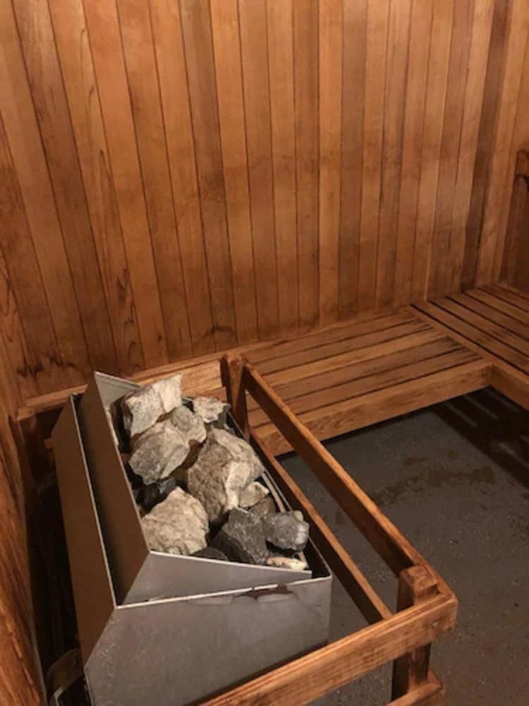 Bloomington Vacations - The Chateau Hotel and Conference Center - Property Image 7