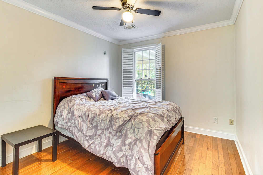6 Mi to Dtwn Albany: Convenient Home w/ Patio