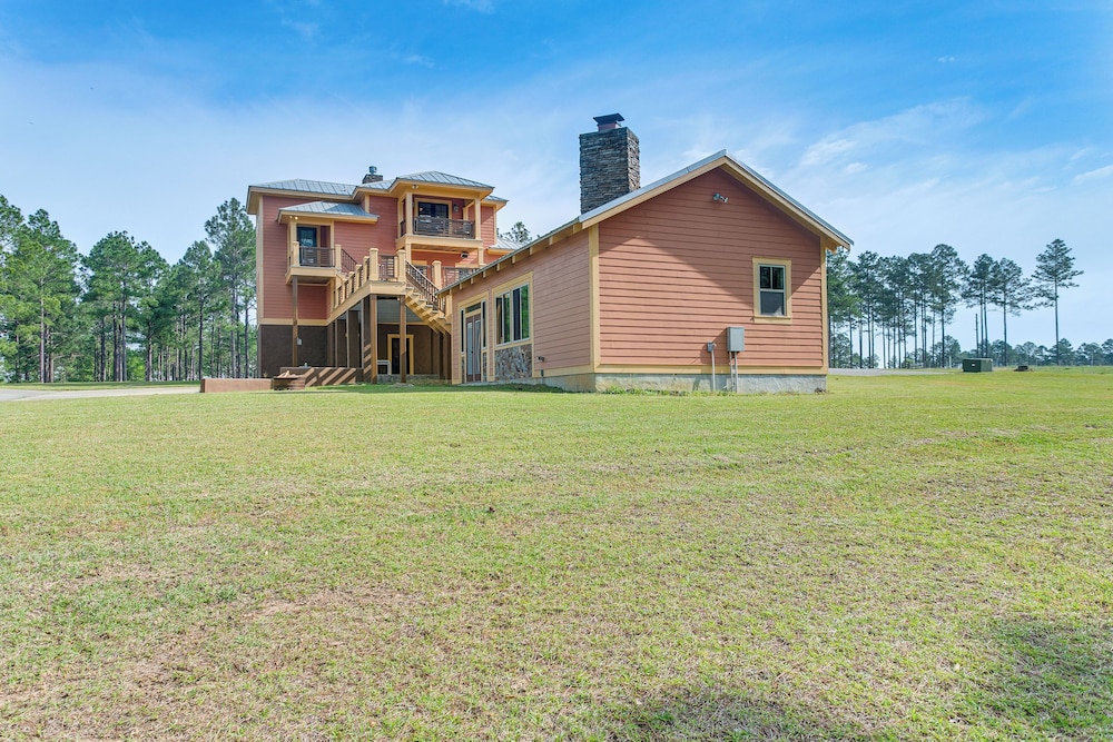 7 Mi to Downtown Fitzgerald: Spacious Home w/ Deck