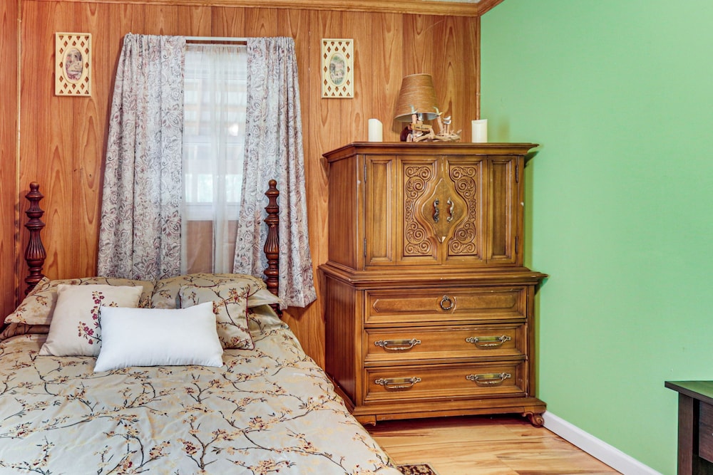 3 Mi to Potomac River: Remote Cabin in Springfield